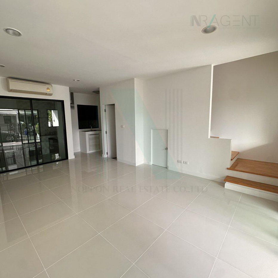 รูป ขายทาวน์โฮม โครงการ บ้านกลางเมือง นวมินทร์ 42 3 ชั้น 3 ห้องนอน 3 ห้องน้ำ - รูปที่ 2/8