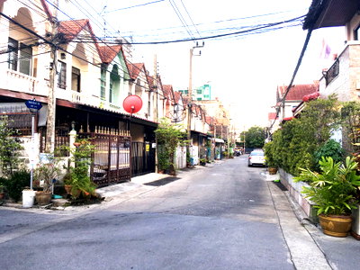 เช่าทาวน์โฮม รร.แย้มจาดวิชชานุสรณ์  : ให้เช่าทาวน์เฮ้าส์ นวมินทร์  135 32/271 18 ตรว. 2 ชั้น 2 ห้องนอน 2 ห้องน้ำ 1 ห้องครัว แอร์ 3 ตัว 8000 บ.