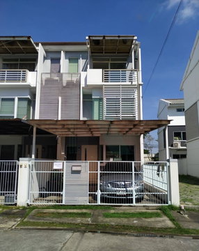 📌 ให้เช่าทาวน์เฮาส์ 3 ชั้น บ้านใหม่ พระราม 9 – ศรีนครินทร์ 3 ห้องนอน 3 ห้องน้ำ