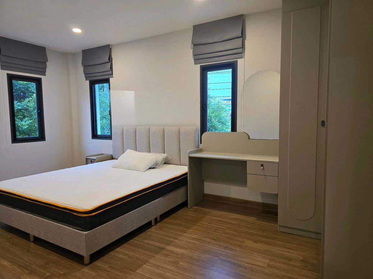 รูป ให้เช่า บ้านเดี่ยว CENTRO Vibhavadi ** 79,000 บ./ด. ** ที่ดิน 63 ตร.ว. พท. ใช้สอย 274 ตร.ม. 4ห้องนอน 6ห้องน้ำ 3ที่จอดรถ - รูปที่ 22/45