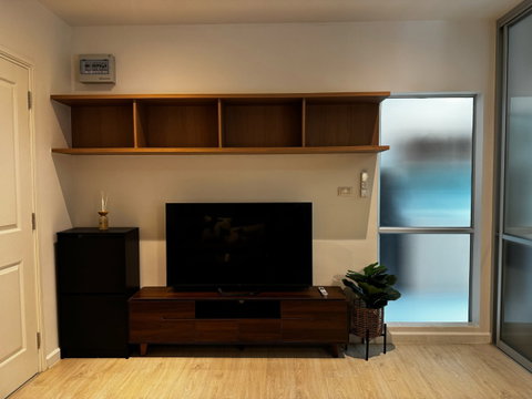D Condo Sign, Corner Unit, Newly Renovated Built-in Interior, Fully Furnished.