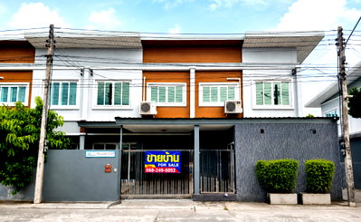 Townhouses for sale Khlong Luang Road : Combined Corner Townhome for Sale - Chalida Rangsit Klong 3 | 5 Beds, 4 Baths, Fully Renovated (300 sq.m.)