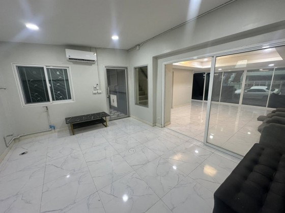 รูป ให้เช่าทาวน์โฮม / Home Office 4 ชั้น หมู่บ้านสินธานี รัชดา ลาดพร้าว / ซอยลาดพร้าว 80 / แอร์ 6 เครื่อง / อยู่อาศัย หรือ เป็นสำนักงาน จดบริษัทได้ - รูปที่ 3/18
