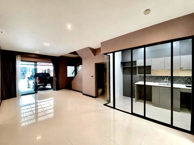 เช่าทาวน์โฮม กรุงเทพมหานคร : ให้เช่าทาวน์โฮม The Landmark Ekkamai–Ramintra ทาวน์โฮม 3 ชั้นสไตล์โมเดิร์น | 3 ห้องนอน | 168 ตร.ม. | ทำเลลาดพร้าว–สุคนธสวัสดิ์