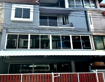 เช่าโฮมออฟฟิศ วิทยาลัยพณิชยการอินทราชัย : ให้เช่าทาวน์โฮม / Home Office 4 ชั้น หมู่บ้านสินธานี รัชดา ลาดพร้าว / ซอยลาดพร้าว 80 / แอร์ 6 เครื่อง / อยู่อาศัย หรือ เป็นสำนักงาน จดบริษัทได้