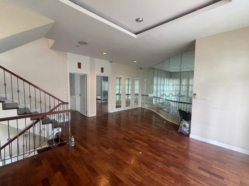 ขายบ้านเดี่ยว : For Sale  Grand Bangkok Boulevard รัชดา-รามอินทรา Fully Furnished  (S12-0527)