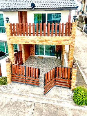 Townhouses for rent Kasetsart University Si Racha Campus : Sriracha near Surasak Market 800 m. Townhouse for rent, 2 floors, 2 bedrooms, 2 bathrooms. 20 sq m., 82 sq m. Suitable for medium and small family