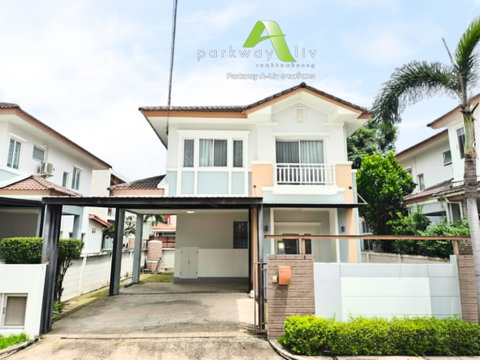 บ้านเดี่ยวที่โฮมมี่และสงบสุข เดินทางสะดวกทั้งรถไฟฟ้าและรถยนต์ Parkway Aliv รามคำแหง (ปาร์คเวย์ชาเล่ต์ เฟสใหม่) ติดรถไฟฟ้า 3 ห้องนอน 3 ห้องน้ำ