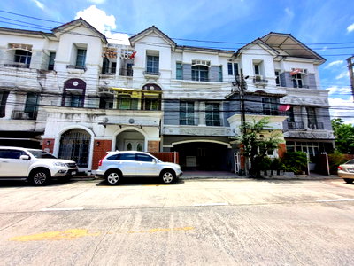 ขายทาวน์โฮม : บ้านกลางเมือง ลาดพร้าว–โยธินพัฒนา บ้านหลังนี้อยู่ใกล้หน้าหมู่บ้านเข้าออกสดวก