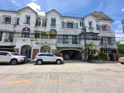บ้านกลางเมือง ลาดพร้าว–โยธินพัฒนา บ้านหลังนี้อยู่ใกล้หน้าหมู่บ้านเข้าออกสดวก