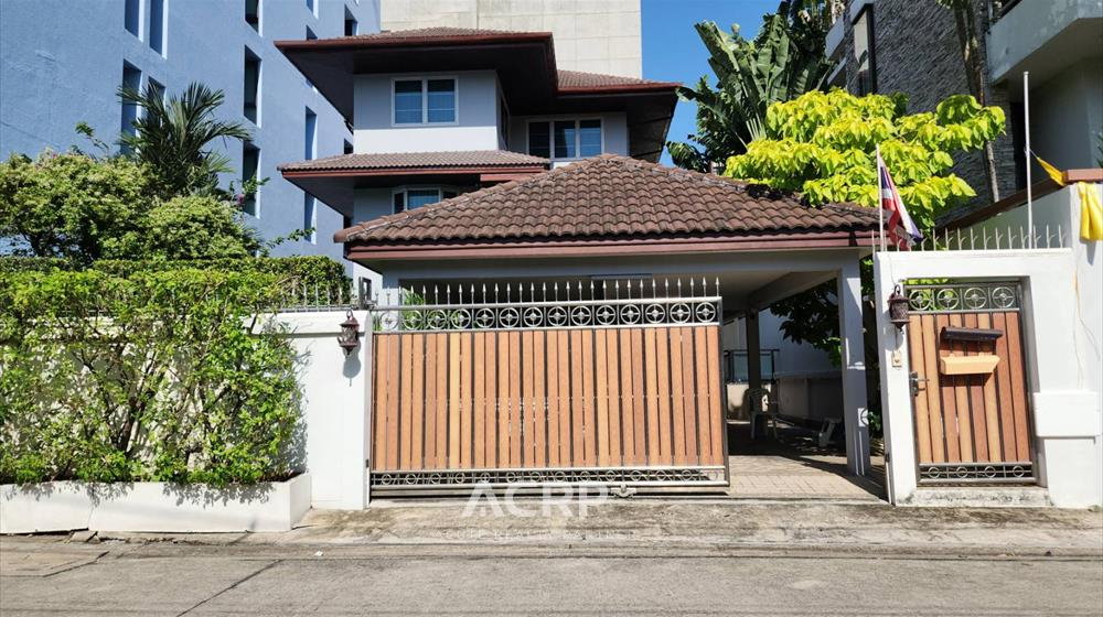 ให้เช่าบ้านเดี่ยว 3 ชั้น ทำเลใจกลางทองหล่อ สุขุมวิท 55  บ้านสวย รีโนเวทแล้ว สภาพดีมาก พร้อมเข้าอยู่ (00160690)