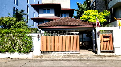 เช่าบ้านเดี่ยว ถนนเพชรบุรี กรุงเทพฯ : ให้เช่าบ้านเดี่ยว 3 ชั้น ทำเลใจกลางทองหล่อ สุขุมวิท 55  บ้านสวย รีโนเวทแล้ว สภาพดีมาก พร้อมเข้าอยู่ (00160690)
