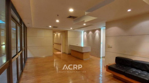 Office space for sale on Phaholyothin Rd. walking in 5 mins to BTS Ari 343 sq.m. Good view (00152660)