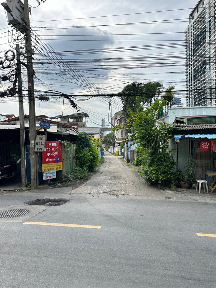 รูป #ขายที่ดินติดรถไฟฟ้าสถานีเตาปูน 124 ตรว. สามารถแบ่งขายได้ 62 ตรว. เส้นแนวคันครองประปาฝั่งซ้าย บางซื่อ กทม. - รูปที่ 2/10