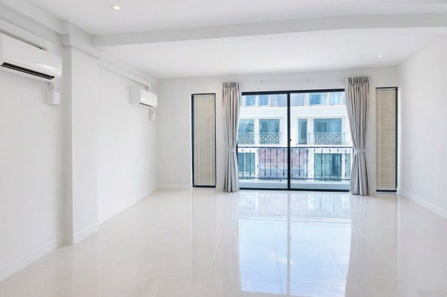 picture With passenger elevator, near MRT Si Nut 502 m., BTS On Nut 4.9 km., luxury home office, 4.5 floors, 5 bedrooms, 4 bathrooms, new air conditioners on - 7/8