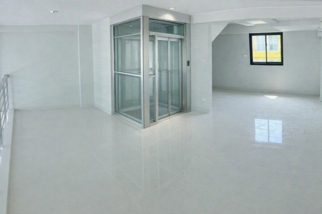 picture With passenger elevator, near MRT Si Nut 502 m., BTS On Nut 4.9 km., luxury home office, 4.5 floors, 5 bedrooms, 4 bathrooms, new air conditioners on - 8/8