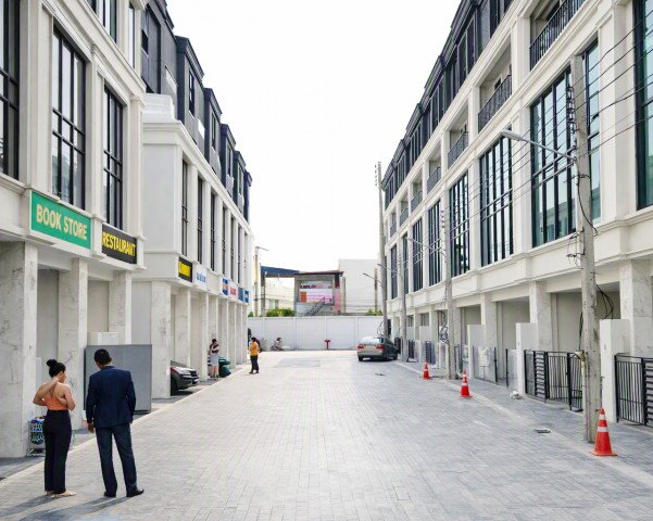 picture With passenger elevator, near MRT Si Nut 502 m., BTS On Nut 4.9 km., luxury home office, 4.5 floors, 5 bedrooms, 4 bathrooms, new air conditioners on - 6/8