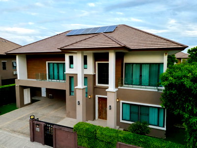 Houses for sale Porto Chino Shopping Mall : A large, luxurious garden house (130 sq.wa) surrounded by a lake. This fully functional luxury home is ready to move in immediately.