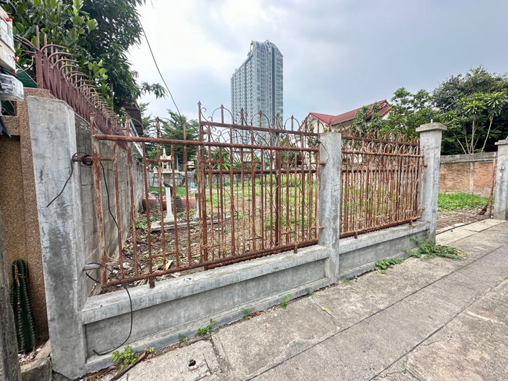 รูป #ขายที่ดินติดรถไฟฟ้าสถานีเตาปูน 124 ตรว. สามารถแบ่งขายได้ 62 ตรว. เส้นแนวคันครองประปาฝั่งซ้าย บางซื่อ กทม. - รูปที่ 8/10