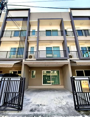 Townhouses for rent : FOR RENT / SALE | Baan Klang Muang Suan Luang
🏡 3-Storey Townhome – Fully Furnished & Move-in Ready
💰 For Rent: 30,000 THB/month