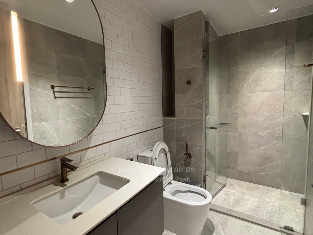 รูป ให้เช่า 1-Bed Plus ห้องใหญ่ 47 ตร.ม. Chapter Thonglor 25 ตึก low-rise ฟีลรีสอร์ท ที่จอดรถในร่ม - รูปที่ 11/12