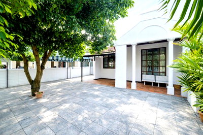 Houses for rent Central Plaza Bang Na : Location Sukhumvit 105, BITEC Bangna, 70 sq m, 280 sq m, Bangna, 3 bedrooms, 2 bathrooms, near Duang Ploy Market 900 m, convenient travel, Central