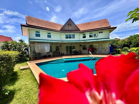 Pool villa for rent near Mab Prachan Reservoir. Private relaxation, convenient transportation.