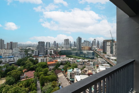 Corner and Quite room with Large Balcony Rhythm 44/1  BTS Phrakhanong       2 bed 1 bath 