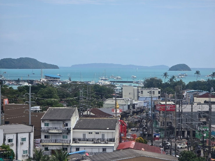 picture Dee Lak Condo, behind HomePro, celebrates, renting 18k per month, near the beach.  - 20/20