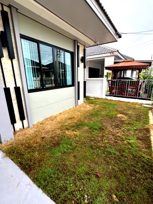 Houses for rent Phra Nakhon Sri Ayutthaya : Single-story house with full furniture .Accessible via two entrances: Rojana Road and Asia Road, located in the "Nara Lake Exclusive" project.