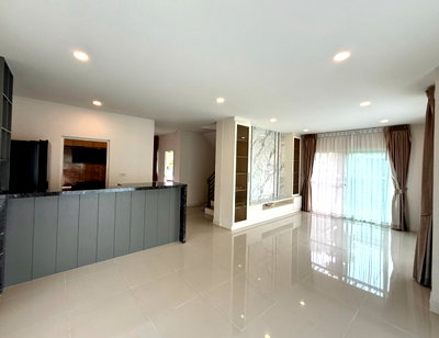บ้านเดี่ยว สนามบินสุวรรณภูมิ : ขายบ้านเดี่ยว หลังริม หมู่บ้าน เซนโทร บางนา-วงแหวน 