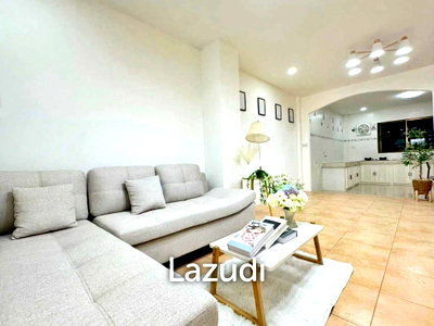 ทาวน์โฮม ชลบุรี : ทาวน์โฮม 2 ห้องนอนสไตล์มินิมอลปรับปรุงใหม่
