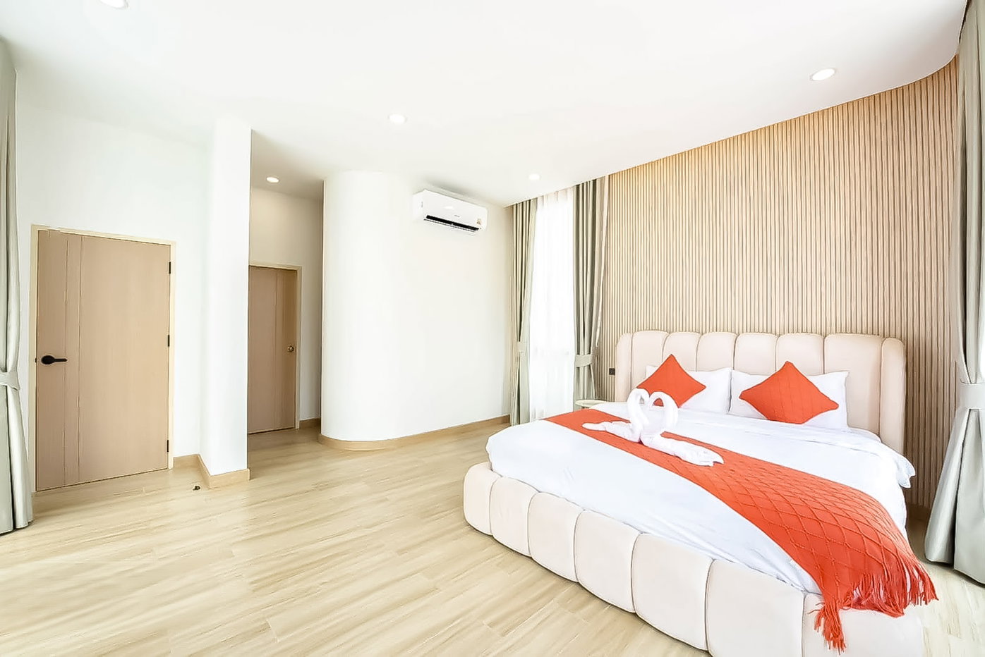 รูป High End Pool Villa for Rent Jomtien Pattaya 5 Bedrooms - รูปที่ 8/18