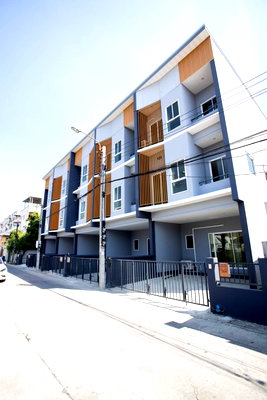 ทาวน์โฮมให้เช่า : 🏡เช่าด่วน 25,000 บาท  🏰ทาวน์​โฮม 3 ชั้น ล้ำเลิศทาวน์โฮม หลังมุม!!! 🏡โครงการ ย่าน สวนหลวง ถ.เฉลิมพระเกียรติ 14 แยก 18 * จดทะเบียนบริษัทได้ 