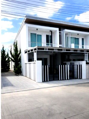 Townhouses for rent Chiang Mai : Chang Klan Central Chiang Mai Memorial 900 m. Modern style townhome, 3 bedrooms, 2 bathrooms, close to the hospital.. complete with furniture and