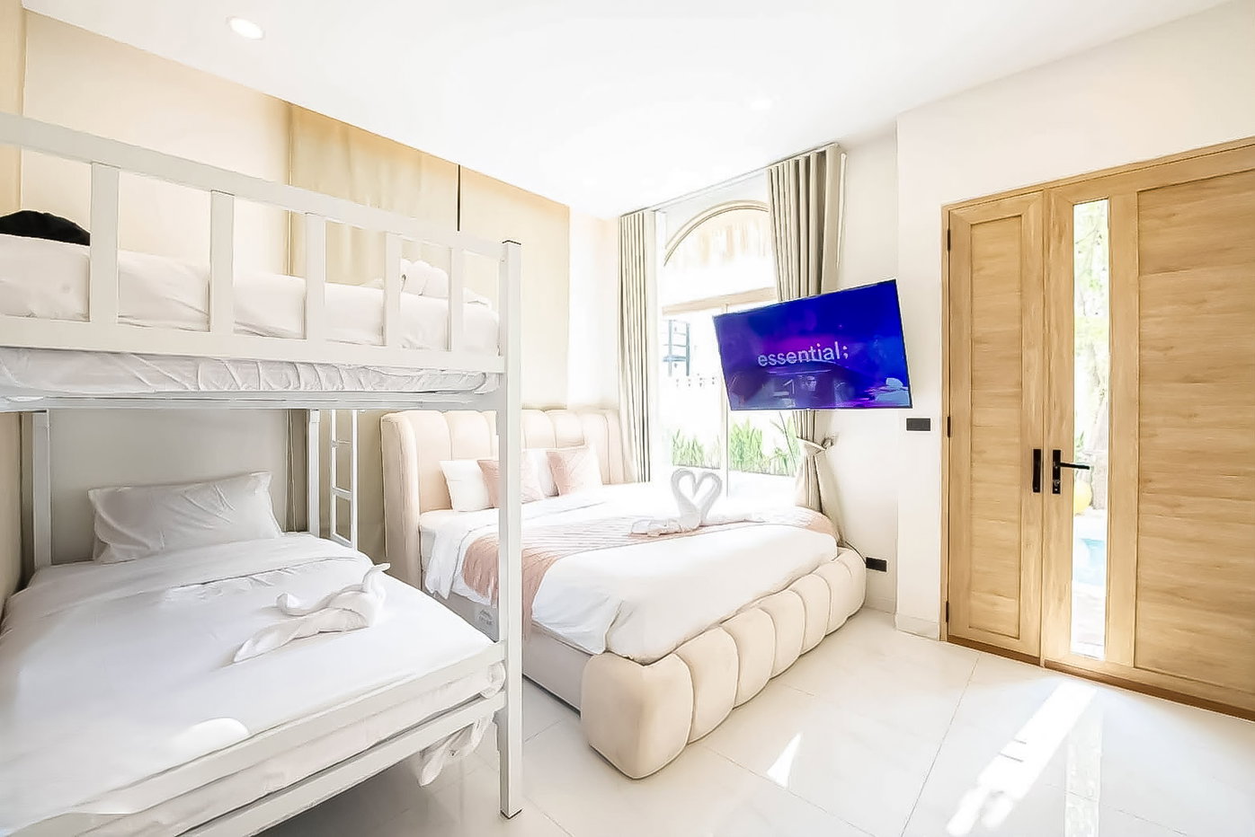 รูป High End Pool Villa for Rent Jomtien Pattaya 5 Bedrooms - รูปที่ 10/18