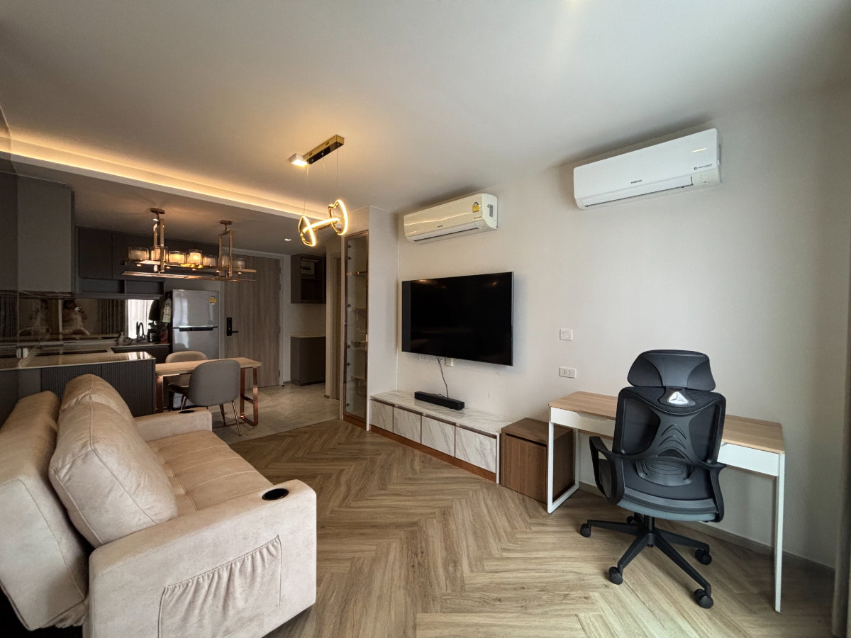 รูป ให้เช่า 1-Bed Plus ห้องใหญ่ 47 ตร.ม. Chapter Thonglor 25 ตึก low-rise ฟีลรีสอร์ท ที่จอดรถในร่ม - รูปที่ 2/12