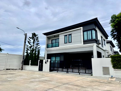 บ้านเดี่ยว ม.เวสเทิร์น  : ขายบ้านเดี่ยว แปลงมุม 4 ห้องนอน หมู่บ้านแกรนด์บริทาเนีย วงแหวน-รามอินทรา ใกล้ Fashion Island และใกล้ทางด่วน