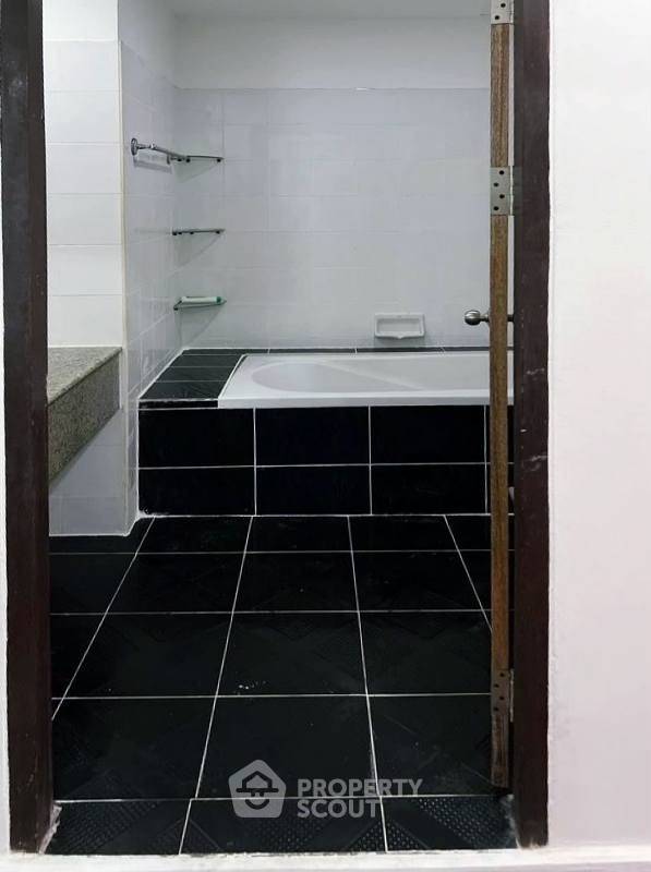 picture Pet-Friendly 2-BR Wittayu Complex Near BTS Phloen Chit (ID 3209224) - 3/5