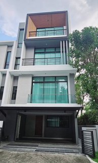 รูปภาพ Nirvana Define Srinakarin–Rama 9
✨ Luxury 4-Storey Corner Townhome with Side Area Rental: 75,000 THB/month