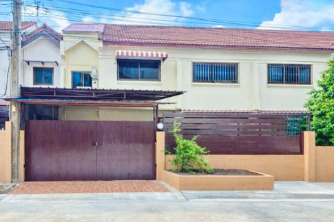 BTS Udomsuk 400 m., partially furnished, True Digital Park 300 m., 3 bedrooms, 3 bathrooms, townhouse, 2 floors, 4 air conditioners, Sukhumvit