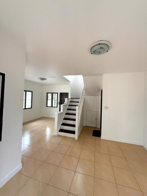 Townhouses for sale Bangkok : Townhome for sale in a great location, corner unit next to a park! Phisan Village, Phase 11/1 (Soi Tha Kham 23)