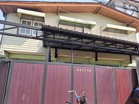 For Sale: 2-story detached house (mixed concrete and wood construction), 4 bedrooms, 2 bathrooms (Land area: 34 sq. wah).at Soi Itsaraphap 47, 